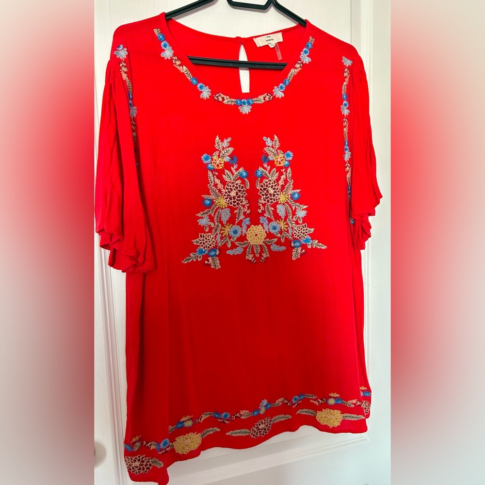 Red Embroidered Women's ENTRO Top
Size 2X